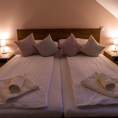 Rozsa Etterem & Panzio Bed and Breakfast Pécs Exteriör bild