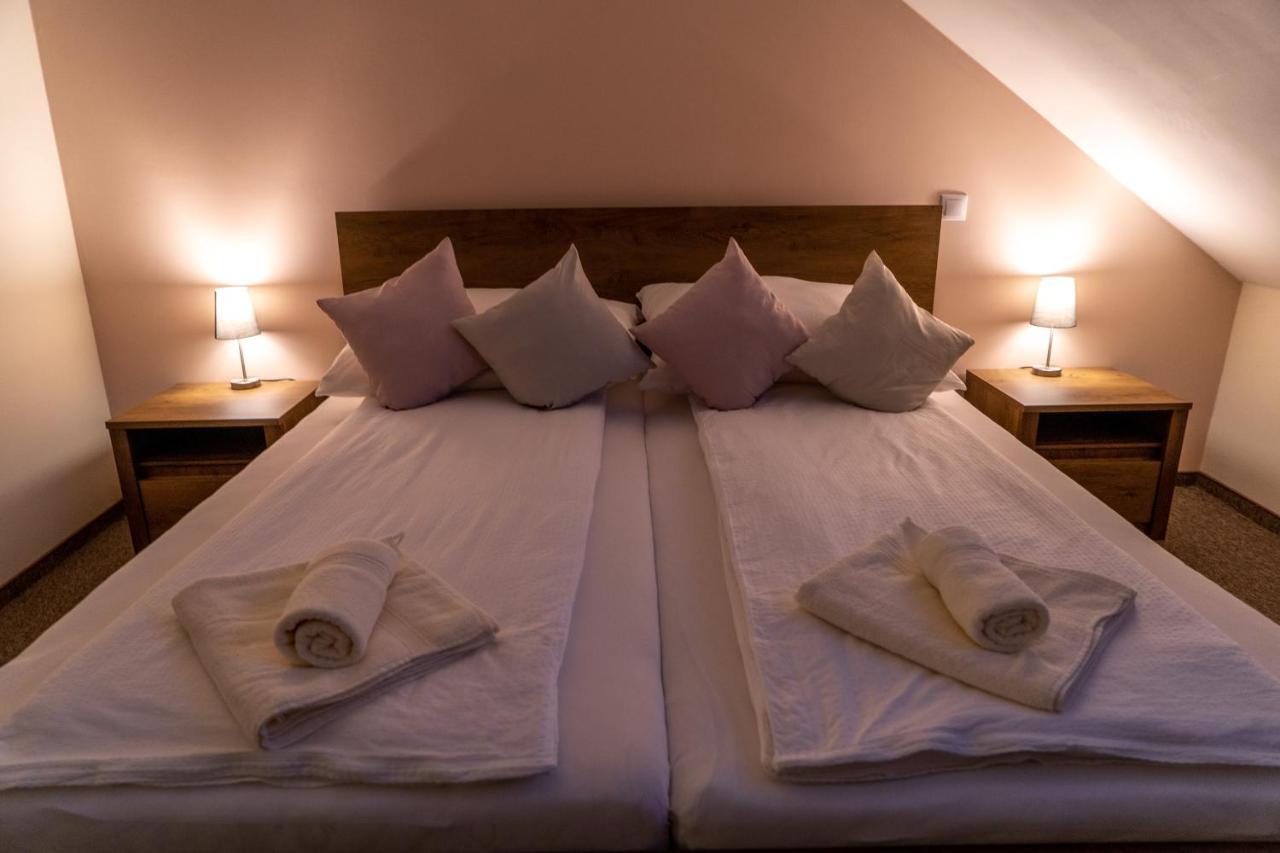 Rozsa Etterem & Panzio Bed and Breakfast Pécs Exteriör bild